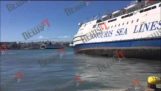 Potápějící se loď ”Panagia Tinou” v přístavu Pireus