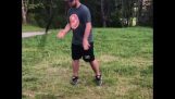 Guy viser av Bat Spinning Skills
