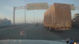 En lastbil tappat sin trailer på motorvägen
