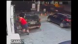 Niños armados robando un coche en Brasil