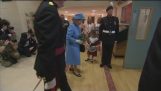 Meisje per ongeluk geraakt in het gezicht soldaat na een ontmoeting met de koningin