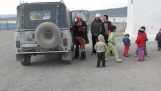 Transporte de niños en Mongolia, es fácil. Quién dijo que había necesidad de un bus?