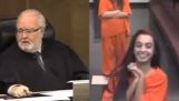 판사는 Ditzy 풍부한 소녀를 파괴