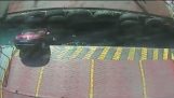 Szokujące CCTV: Samochód zsuwa rampy i zmiażdżony przez prom