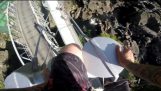 A frightening jump from over a 20 meter bridge to the river