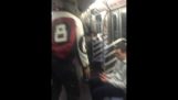 Homem cheira a alma da garota sobre o metrô de NY