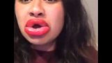 Meisje probeert te krijgen groter lippen