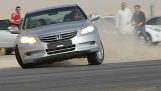पागल सउदी बहती पर राजमार्ग 240 किमी / घंटा