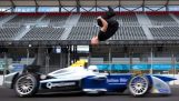 Skok víry: Damien Walters Backflip přes rychlosti Formule E auto
