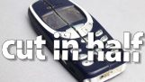 Nokia 3310 corte por la mitad con chorro de agua
