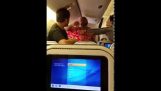 Dos pasajeros que luchan en All Nippon Airways (INICIO)