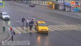 O Efeito Borboleta em um cruzamento de pedestres na Rússia