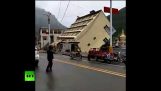 Travado na came: Edifício cai em rio após fortes chuvas no Tibete