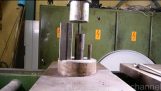Krossning metallrör med hydraulisk press