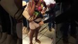 この女性は、衣料品店から服を盗む方法を見ます