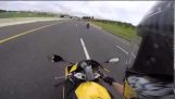 300 किमी / घंटा पर एक motorcyclist