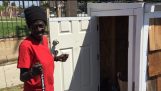 In plaats van een dakloze vrouw negeren, Een vriendelijke Man bouwt haar schuilplaats