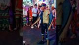 Kina: Magiskt trick med ett kort på gatan