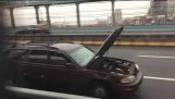 Auto ’ s kapucí odklápí za jízdy na mostě