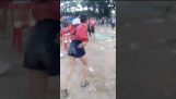 Младите хора танцуват по време на концерт в Тайланд