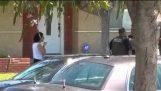 USA. Marszałkowie w South Gate atak policjant Watcher. Niszczy jej telefon