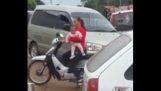 Kvinde går ned mens du holder hendes baby