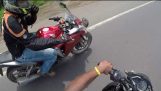 Motorkář vs náklaďák