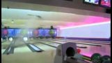 Vrouw slaat bowlingbal door plafond