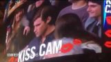 Жена целувки мъж до нея на целувка камера след дата Snubs я