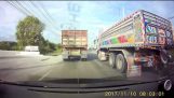 Truck stráca Wheel počas jazdy