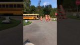 T-Rex המשפחה מחכה אוטובוס בית ספר