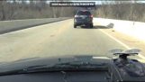 Motorista idiota tenta dividir lane
