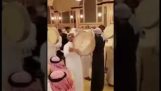 阿拉伯男人在他的婚禮上給每個人 iPhone 8!!