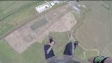 Skydiver ที่สมบูรณ์แบบบนที่ดิน Bale ของหญ้าแห้ง