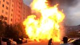 A grande explosão de um carro em chamas