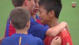 I giovani calciatori di Barcellona consolano loro rivali