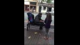 En liten jente tilbyr mat på en hjemløs