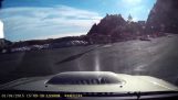Κάμερα καταγράφει την πτώση αυτοκινήτου σε χαράδρα