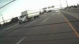 Lastbil olycka orsakar hård highway
