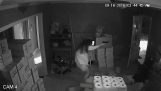 O femeie șutează spărgători în casa ei