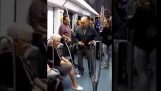 Två äldre dans lyssna på rap i Barcelona tunnelbana