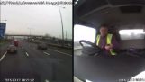 Vrachtwagenchauffeur creëert Stapel SMS op zijn mobiele telefoon