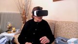 Kreikan mummo yrittää virtuaalitodellisuus lasit