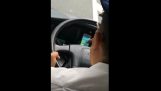 Οδηγός λεωφορείου παίζει Pokémon GO
