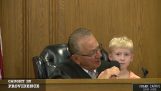 판사 묻는 그의 아버지를 시도 하는 어린 아이