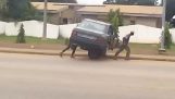 Dos africanos Obtén el coche para trabajar