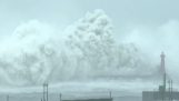 Γιγαντιαία κύματα σε ακτή της Ταϊβάν