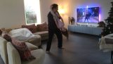 Táta a dcera tanec v obývacím pokoji