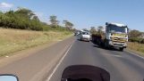 Ein Motorradfahrer auf den Straßen von Kenia