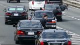 Den japanska premiärministerns bil in på motorvägen